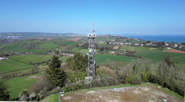 Torquay, Torbay, Güney Devon, İngiltere: DRONE ViEW: Great Hill, Watcombe 'da mobil ağ vericisi. Torbay, İngiltere 'nin ünlü kıyı şeridi ve kırsal kesimi de dahil olmak üzere pek çok turistik yeri bulunan popüler bir tatil beldesidir (Fotoğraf 2 / 2).