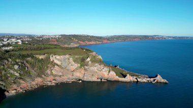 Babbacombe, Güney Devon, İngiltere: DRONE ViEW: Anstey 's Cove, eski bir kireçtaşı ocağı ve SSSI (Özel Bilimsel İlgi Alanı) olan Walls Hill parkı. Koy kaçakçılar tarafından kullanıldı ve suç yazarı Agatha Christie tarafından ziyaret edildi.. 