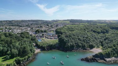 Brixham, Torbay, Güney Devon yakınlarındaki Fishcombe & Churston Koyu: DRONE ViEW: Fishcombe (resmin solunda) ve Churston; Brixham 'dan kalkan teknelerin demirleyebileceği popüler bir yer. Brixham, İngiltere 'nin popüler bir tatil beldesi..