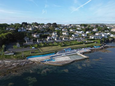 Brixham, Torbay, Güney Devon, İngiltere: Brixham kasabasının dışındaki Shoalstone deniz suyu havuzunun yüksek açılı görüntüsü. Brixham, İngiltere 'nin popüler bir tatil beldesi ve su sporları meraklıları için bir mıknatıs..