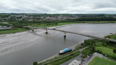 Barnstaple, Devon, İngiltere: DRONE ViEW: Barnstaple kasabasının dışındaki Taw Nehri 'ni kapsayan A361 karayolu köprüsü. Barnstaple, İngiltere 'de popüler bir tatil beldesi haline gelen eski bir ortaçağ yün ticaret merkezidir..