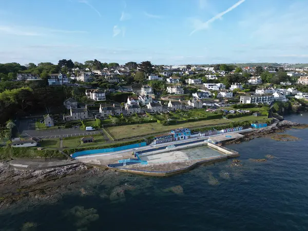 Brixham, Torbay, Güney Devon, İngiltere: Brixham kasabasının dışındaki Shoalstone deniz suyu havuzunun yüksek açılı görüntüsü. Brixham, İngiltere 'nin popüler bir tatil beldesi ve su sporları meraklıları için bir mıknatıs..