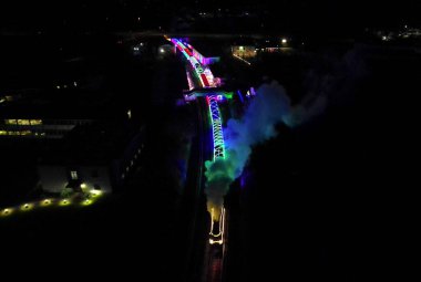 Churston, Devon, İngiltere: The Train of Lights, Paignton 'dan Kingswear' e giderken Churston istasyonundan geçer. Yıllık Işık Treni, turistlere Noel 'i kutlayıp klasik bir buhar treniyle gezinin tadını çıkarma fırsatı sunuyor..