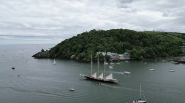 River Dart, Dartmouth, Devon, İngiltere: DRONE ViEW: Atlas Okyanusu, Dartmouth 'tan Cowes' a yıllık Richard Mille Kupası yarışı için denize açılıyor. Dartmouth, İngiltere 'de popüler bir tatil beldesi ve su sporları meraklıları için bir mıknatıs.).