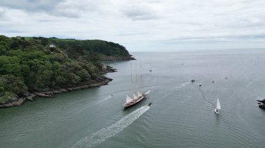 River Dart, Dartmouth, Devon, İngiltere: DRONE ViEW: Atlas Okyanusu, Dartmouth 'tan Cowes' a yıllık Richard Mille Kupası yarışı için denize açılıyor. Dartmouth, İngiltere 'de popüler bir tatil beldesi ve su sporları meraklıları için bir mıknatıs.).
