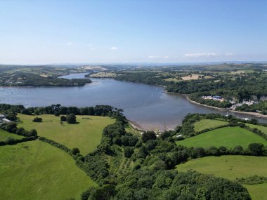 River Dart, Güney Devon, İngiltere: DRONE VIEW: Galmpton Creek 'in (resmin sağında), Dittisham köyünün (solda) ve Dart Nehri' nin yüksek açılı görüntüsü. Güney Devon, güzel manzarasıyla tanınan popüler bir İngiltere tatil beldesidir..