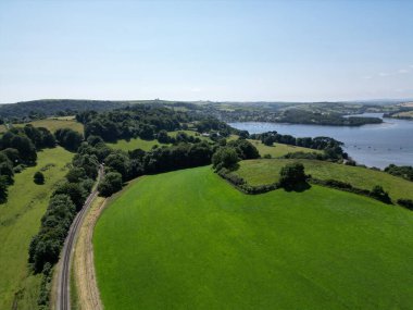 Churston, Torbay, Güney Devon, İngiltere: DRONE ViEW: Kingswear ve River Dart (arka plan sağda) buharlı demiryolu hattının yüksek açılı görüntüsü. Güney Devon, güzel kırsal ve kıyı şeridiyle ünlü popüler bir İngiltere tatil beldesidir.