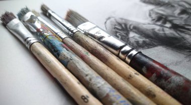 Fırçalar ve boya beyaz zemin üzerine