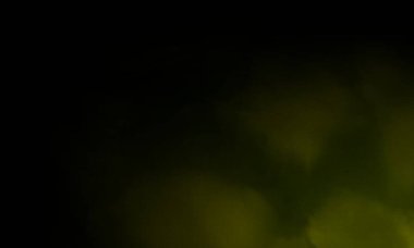 Arka planda renkli duman. Siyah arkaplanda renkli bulutlar olan soyut arkaplan  