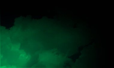 Arka planda renkli duman. Siyah arkaplanda renkli bulutlar olan soyut arkaplan  