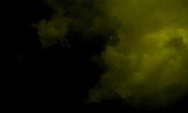 Arka planda renkli duman. Siyah arkaplanda renkli bulutlar olan soyut arkaplan  