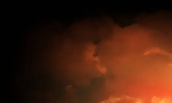 Arka planda renkli duman. Siyah arkaplanda renkli bulutlar olan soyut arkaplan  