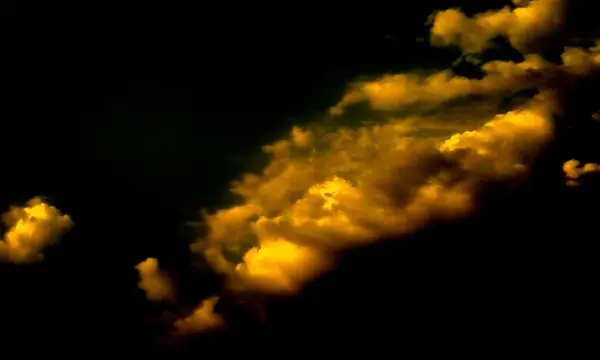 Arka planda renkli duman. Siyah arkaplanda renkli bulutlar olan soyut arkaplan  