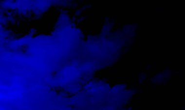 Yapay Mavi duman karanlıkta siyah arkaplanda ışık altında. Karanlık zeminde soyut renkli duman. Beton zemin ve duman arkaplanı. Karanlık oda beton zemininin soyut görüntüsü. Ürün yerleştirme için siyah oda veya sahne arka planı..