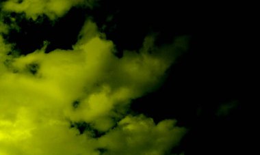 Yapay Sarı duman karanlıkta siyah arkaplanda ışık altında. Karanlık zeminde soyut renkli duman. Beton zemin ve dumanlı zemin. Karanlık oda beton zemininin soyut görüntüsü. Ürün yerleştirme için siyah oda veya sahne arka planı.