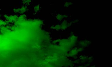 Siyah arka planda yapay yeşil duman. Karanlık zeminde soyut renkli duman. Beton zemin ve duman arkaplanı. Karanlık oda beton zemininin soyut görüntüsü. Ürün yerleştirme için siyah oda veya sahne arka planı..