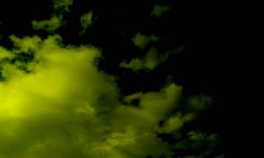 Yapay Neon dumanı karanlıkta siyah arkaplanda ışık altında. Karanlık zeminde soyut renkli duman. Beton zemin ve duman arka planı. Karanlık oda beton zemininin soyut görüntüsü. Ürün yerleştirme için siyah oda veya sahne arka planı..