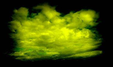 Yapay Sarı duman karanlıkta siyah arkaplanda ışık altında. Karanlık zeminde soyut renkli duman. Beton zemin ve dumanlı zemin. Karanlık oda beton zemininin soyut görüntüsü. Ürün yerleştirme için siyah oda veya sahne arka planı.