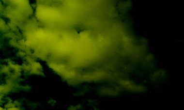 Yapay Neon dumanı karanlıkta siyah arkaplanda ışık altında. Karanlık zeminde soyut renkli duman. Beton zemin ve duman arka planı. Karanlık oda beton zemininin soyut görüntüsü. Ürün yerleştirme için siyah oda veya sahne arka planı..