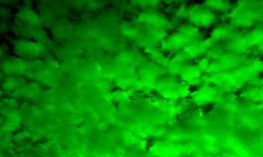 Siyah arkaplanda soyut yeşil duman. Dramatik duman bulutları. Renkli dumanların hareketi. Kara zeminde izole edilmiş toz patlamasının dondurucu hareketi. Kırmızı toz bulutunun soyut tasarımı..