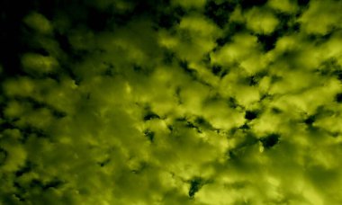 Siyah arkaplanda soyut sarı duman. Dramatik duman bulutları. Renkli dumanların hareketi. Kara zeminde izole edilmiş toz patlamasının dondurucu hareketi. Kırmızı toz bulutunun soyut tasarımı..