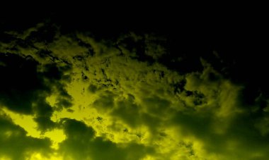 Siyah arka planda soyut duman. Dramatik duman bulutları. Renkli dumanların hareketi. Parçacık patlaması ekran koruyucusu, duvar kağıdı.