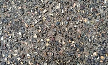 Parlak boya ve yıpranmış parçalarla eski beton duvar yüzeyinin soyut arkaplanı. Güzel Soyut Grunge Dekoratif Karanlık Stucco Duvarı Arkaplanı. Sanat pürüzlü Stylize Doku. Aşınmış bej renkli, çizik parmaklarla kaplanmış yıpranmış beton duvar.