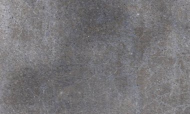 Soyut boya binanın duvarından soyuluyor. Yakın plan. Boya ve çatlaklarla kaplı kötü tamir edilmiş ön bina duvarı. Ortadaki boya parçası kayıp, kanatlı çatlak. Çizik ve çatlaklarla duvar dokusu. Kusursuz gri beton..