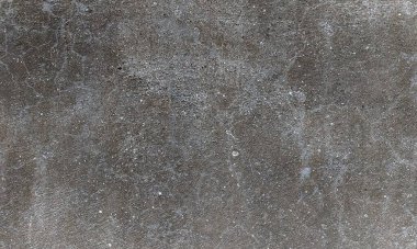 Soyut boya binanın duvarından soyuluyor. Yakın plan. Boya ve çatlaklarla kaplı kötü tamir edilmiş ön bina duvarı. Ortadaki boya parçası kayıp, kanatlı çatlak. Çizik ve çatlaklarla duvar dokusu. Kusursuz gri beton..