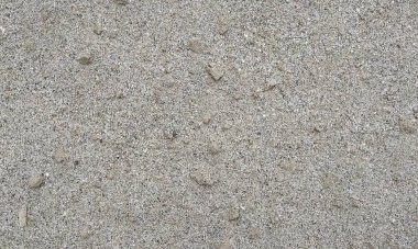 Parlak boya ve yıpranmış parçalarla eski beton duvar yüzeyinin soyut arkaplanı. Güzel Soyut Grunge Dekoratif Karanlık Stucco Duvarı Arkaplanı. Sanat pürüzlü Stylize Doku. Aşınmış bej renkli, çizik parmaklarla kaplanmış yıpranmış beton duvar.