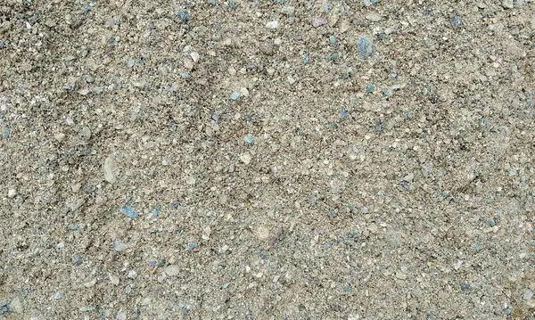 Parlak boya ve yıpranmış parçalarla eski beton duvar yüzeyinin soyut arkaplanı. Güzel Soyut Grunge Dekoratif Karanlık Stucco Duvarı Arkaplanı. Sanat pürüzlü Stylize Doku. Aşınmış bej renkli, çizik parmaklarla kaplanmış yıpranmış beton duvar.