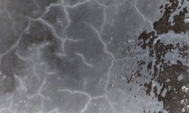 Parlak boya ve yıpranmış parçalarla eski beton duvar yüzeyinin soyut arkaplanı. Güzel Soyut Grunge Dekoratif Karanlık Stucco Duvarı Arkaplanı. Sanat pürüzlü Stylize Doku. Aşınmış bej renkli, çizik parmaklarla kaplanmış yıpranmış beton duvar.