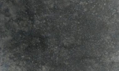 Siyah eski duvar çatlamış beton zemin. Siyah duvar dokusu kaba arka plan koyu beton zemin veya eski grunge arkaplan siyahı. Grafik tasarımı veya duvar kağıdı için klasik tarzda koyu beton duvar arka planı. Beton zeminin deseni eskimiş..