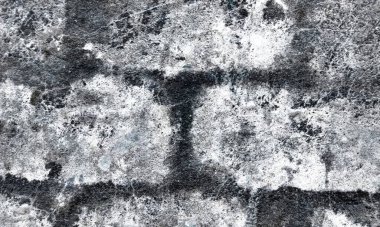 Standart olmayan ev duvarlarını boyamak için kullanılan boya duvar boyasının soyulmasına neden olur. Eski, sargılı, pullu bir duvar. Eski evin tadilatı. Endüstriyel tasarım duvar arka planı. Grunge çatlamış beton duvarlar ve eski boyalar..