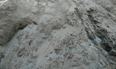 Standart olmayan ev duvarlarını boyamak için kullanılan boya duvar boyasının soyulmasına neden olur. Eski, sargılı, pullu bir duvar. Eski evin tadilatı. Endüstriyel tasarım duvar arka planı. Grunge çatlamış beton duvarlar ve eski boyalar..