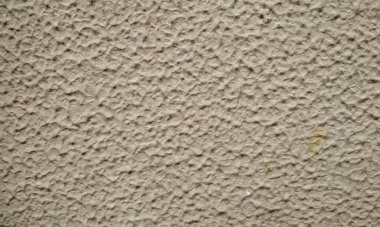 Standart olmayan ev duvarlarını boyamak için kullanılan boya duvar boyasının soyulmasına neden olur. Eski, sargılı, pullu bir duvar. Eski evin tadilatı. Endüstriyel tasarım duvar arka planı. Grunge çatlamış beton duvarlar ve eski boyalar..