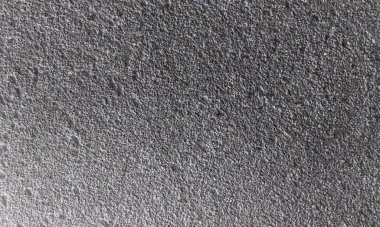 Duvar pürüzlü, çizik ve çatlaklı doku. Stucco beyaz duvar arka planı. Gri arkaplan vintage rengi ve yumuşak harmanlanmış fırça darbelerinde, beyaz grunge lekeleri ve çizikli kenar arkaplan ya da çizikli doku..