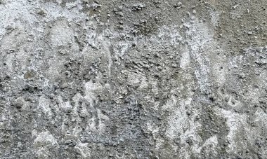 Duvar pürüzlü, çizik ve çatlaklı doku. Stucco beyaz duvar arka planı. Gri arkaplan vintage rengi ve yumuşak harmanlanmış fırça darbelerinde, beyaz grunge lekeleri ve çizikli kenar arkaplan ya da çizikli doku..