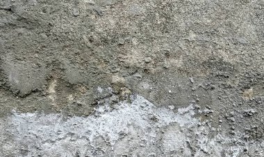 Duvar pürüzlü, çizik ve çatlaklı doku. Stucco beyaz duvar arka planı. Gri arkaplan vintage rengi ve yumuşak harmanlanmış fırça darbelerinde, beyaz grunge lekeleri ve çizikli kenar arkaplan ya da çizikli doku..