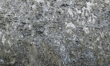 Duvar pürüzlü, çizik ve çatlaklı doku. Stucco beyaz duvar arka planı. Gri arkaplan vintage rengi ve yumuşak harmanlanmış fırça darbelerinde, beyaz grunge lekeleri ve çizikli kenar arkaplan ya da çizikli doku..