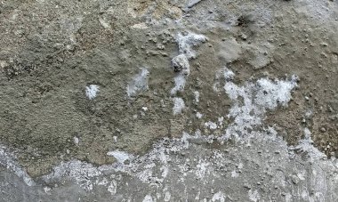 Duvar pürüzlü, çizik ve çatlaklı doku. Stucco beyaz duvar arka planı. Gri arkaplan vintage rengi ve yumuşak harmanlanmış fırça darbelerinde, beyaz grunge lekeleri ve çizikli kenar arkaplan ya da çizikli doku..
