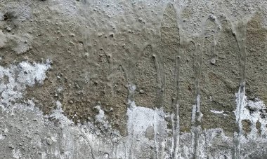 Duvar pürüzlü, çizik ve çatlaklı doku. Stucco beyaz duvar arka planı. Gri arkaplan vintage rengi ve yumuşak harmanlanmış fırça darbelerinde, beyaz grunge lekeleri ve çizikli kenar arkaplan ya da çizikli doku..
