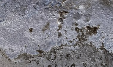 Duvar pürüzlü, çizik ve çatlaklı doku. Stucco beyaz duvar arka planı. Gri arkaplan vintage rengi ve yumuşak harmanlanmış fırça darbelerinde, beyaz grunge lekeleri ve çizikli kenar arkaplan ya da çizikli doku..