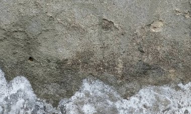 Duvar pürüzlü, çizik ve çatlaklı doku. Stucco beyaz duvar arka planı. Gri arkaplan vintage rengi ve yumuşak harmanlanmış fırça darbelerinde, beyaz grunge lekeleri ve çizikli kenar arkaplan ya da çizikli doku..