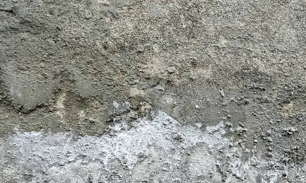 Duvar pürüzlü, çizik ve çatlaklı doku. Stucco beyaz duvar arka planı. Gri arkaplan vintage rengi ve yumuşak harmanlanmış fırça darbelerinde, beyaz grunge lekeleri ve çizikli kenar arkaplan ya da çizikli doku..