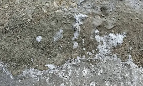 Duvar pürüzlü, çizik ve çatlaklı doku. Stucco beyaz duvar arka planı. Gri arkaplan vintage rengi ve yumuşak harmanlanmış fırça darbelerinde, beyaz grunge lekeleri ve çizikli kenar arkaplan ya da çizikli doku..