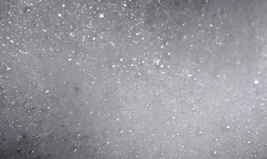 Standart olmayan ev duvarlarını boyamak için kullanılan boya duvar boyasının soyulmasına neden olur. Eski, sargılı, pullu bir duvar. Eski evin tadilatı. Endüstriyel tasarım duvar arka planı. Grunge çatlamış beton duvarlar ve eski boyalar..