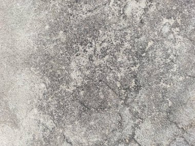 Çizikler ve çatlaklarla dolu bir duvar parçası. Eski, kirli, deri döküntüsü, duvar kâğıdının rengini soyan bir arka plan. Yüzey duvarı deseni. Soyut boya binanın duvarından dökülüyor..