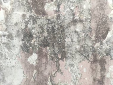 Soyut boya binanın duvarından soyuluyor. Yakın plan. Boya ve çatlaklarla kaplı kötü tamir edilmiş ön bina duvarı. Ortadaki boya parçası kayıp, kanat çırpın. Grunge Arka plan dokusu, Kirli Sıçrama Duvarı..