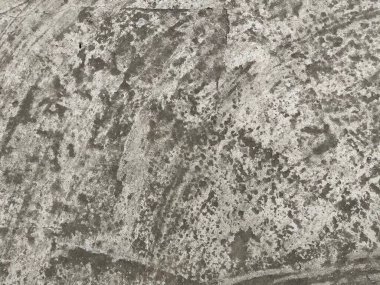 Soyut boya binanın duvarından soyuluyor. Yakın plan. Boya ve çatlaklarla kaplı kötü tamir edilmiş ön bina duvarı. Ortadaki boya parçası kayıp, kanat çırpın. Grunge Arka plan dokusu, Kirli Sıçrama Duvarı..